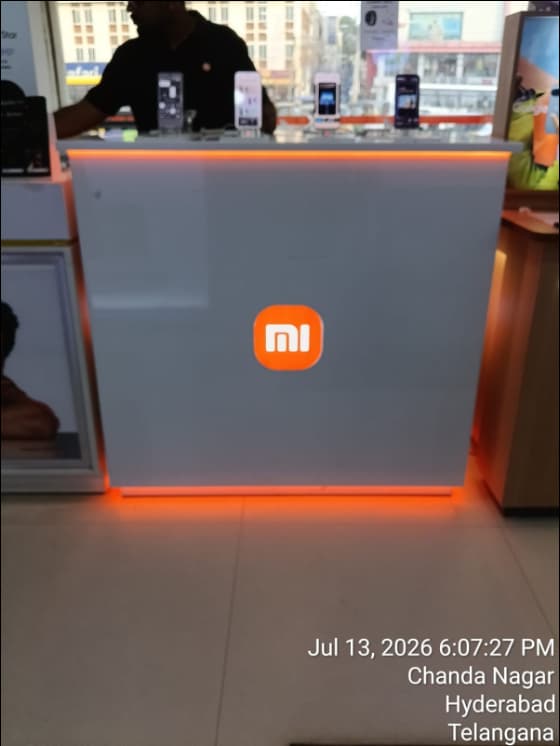 Xiaomi retail counter after its border lighting was restored