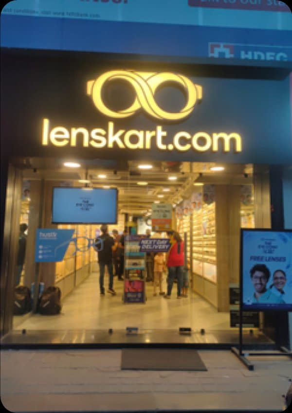 Nonlit signage deployment at retail counter